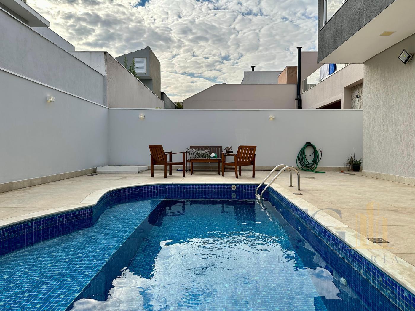 Casa de Condomínio à venda com 3 quartos, 323m² - Foto 1